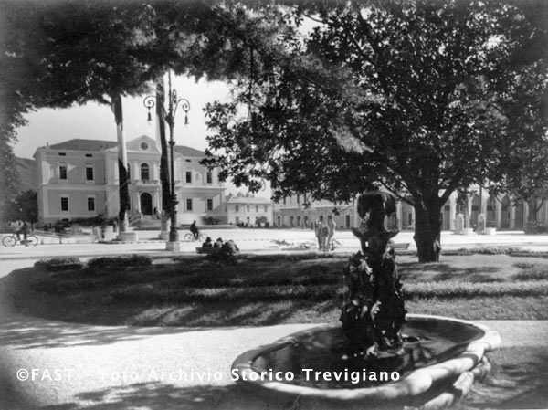 Vittorio Veneto, la piazza Vittorio Emanuele II vista dai giardini
